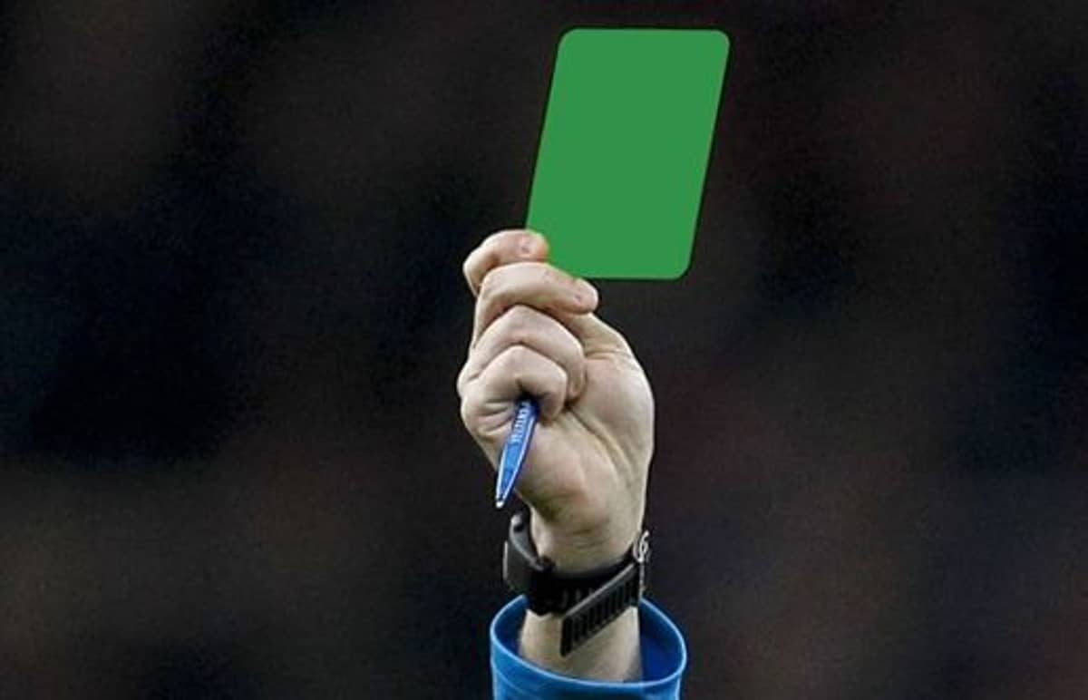 Желтая и зеленая карта. Желтая карточка в футболе. Зеленая карточка. Карточки в футболе. Красная карточка в футболе.