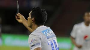 Opposition Throws Knife At Player During Colombian Top Flight Game