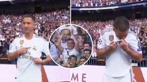 Chelsea Fans Heartbroken After Eden Hazard Kisses The Real Madrid Badge