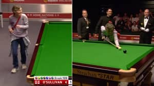 Ronnie O'Sullivan Lets Pitch Invader Take Shot On The Black And Misses...Twice