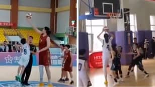 7-Foot-4-Inch 14-Year-Old Basketball Player Sends The Internet into Meltdown