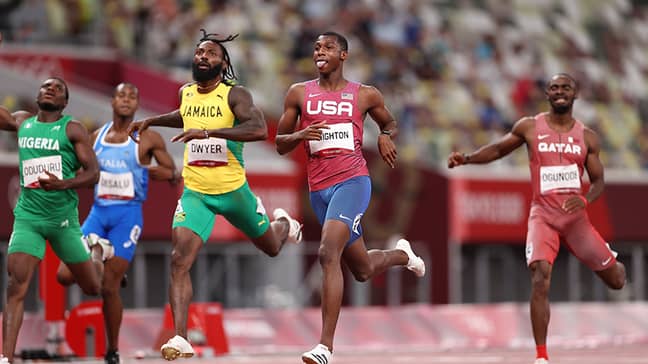 Erriyon Knighton breezing past his opponents in the Men's 200m semi-final (Credit: Twitter/WFLA News)