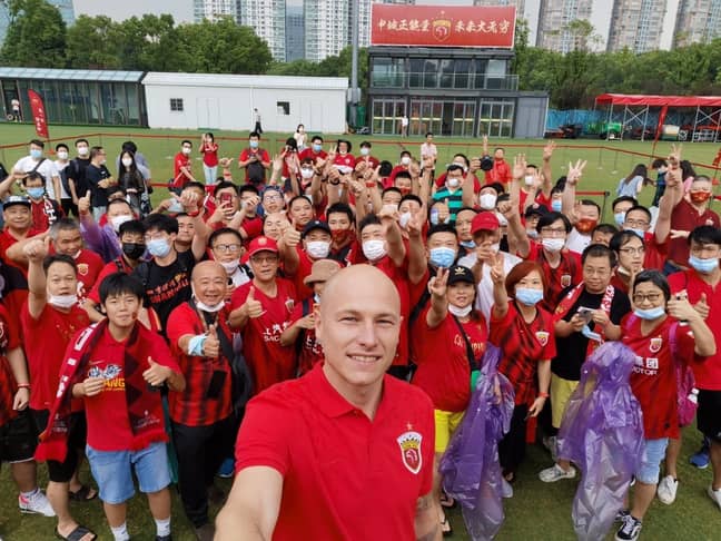 Aaron Mooy poses with the Shanghai SIPG fans. Credit: Twitter / Shanghai SIPG