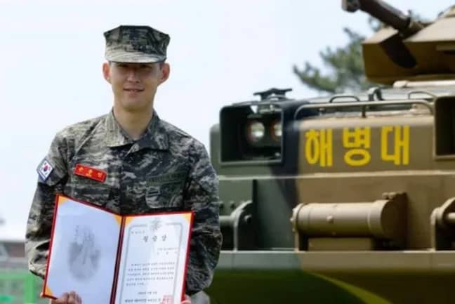 Son receiving an award. (Image Credit: South Korea Military Corps/Facebook)