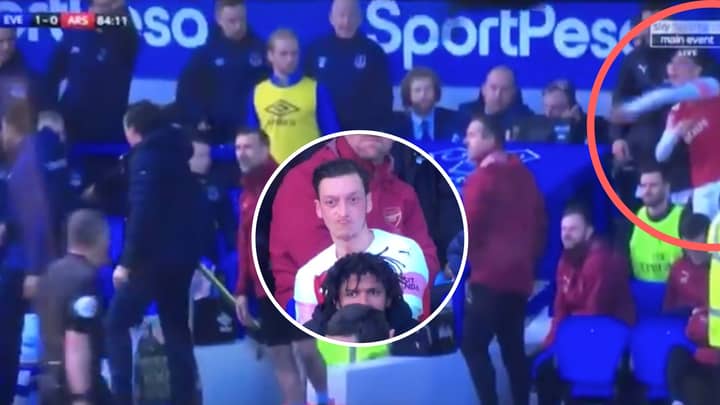 Mesut Özil Nearly Hits Unai Emery With His Jacket After Being Subbed Off Against Everton