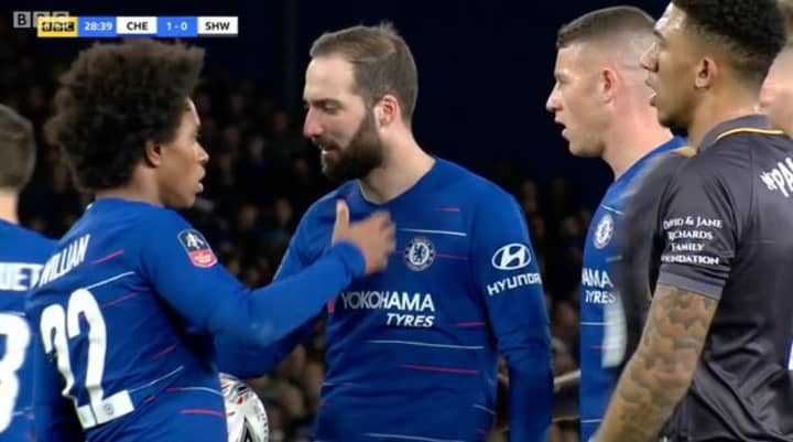 Chelsea Fans Shocked At What Happened Between Willian And Higuaín Before The Penalty