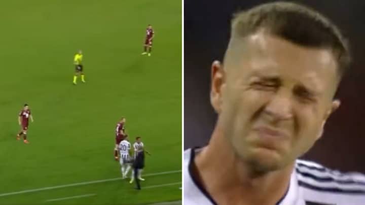 Juventus Manager Massimiliano Allegri Kicks Federico Bernardeschi, It Looks Like It Genuinely Hurt